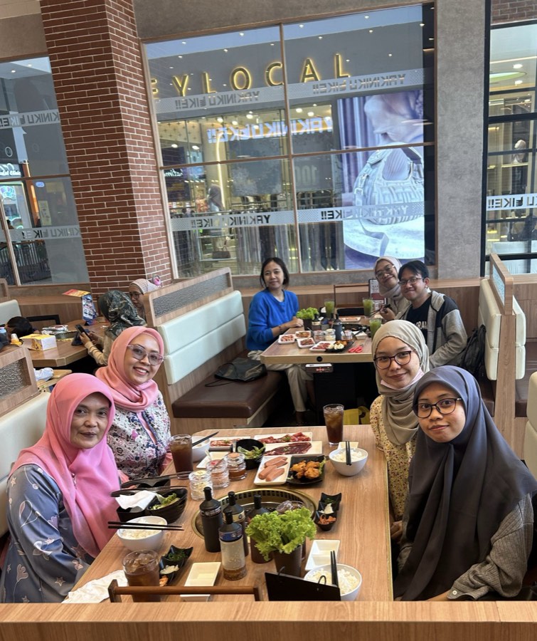 Group members sharing a meal with exchange student Haifa